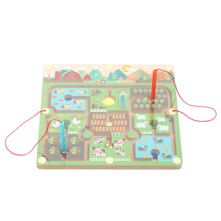 Magnetisches Bauernhofspielbrett mit Spielfiguren und Labyrinthen. Magnetisches Bauernhofspielbrett mit Spielfiguren und Labyrinthen.