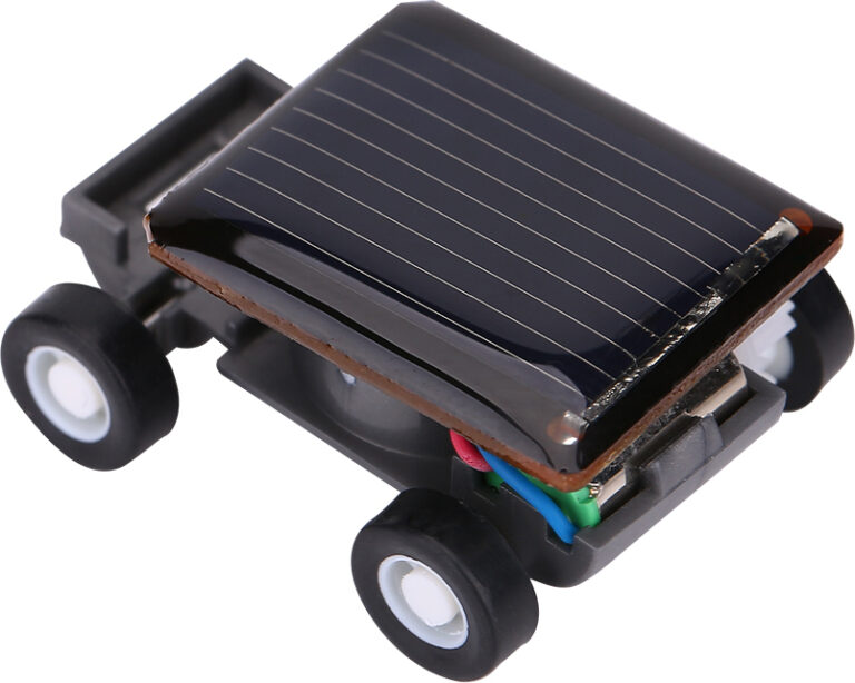 Kleines Modellauto mit Solarpanel auf der Oberseite und vier schwarzen Rädern. Kleines Modellauto mit Solarpanel auf der Oberseite und vier schwarzen Rädern.