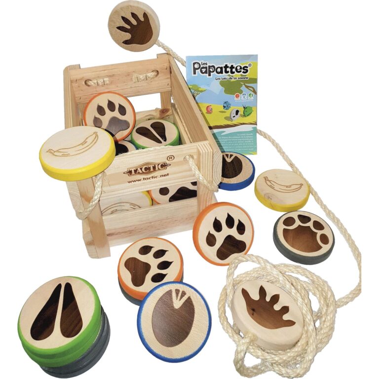 Holzspielzeug mit Tierpfotenmotiven in einer Holzkiste mit Seilen. Holzspielzeug mit Tierpfotenmotiven in einer Holzkiste mit Seilen.