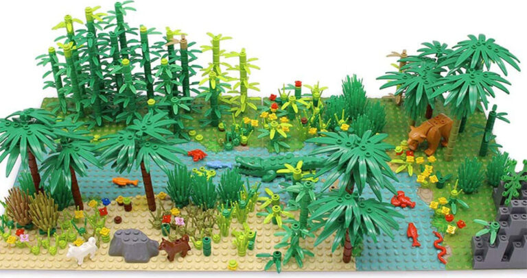 LEGO-Dschungel-Diorama mit Pflanzen, Fluss und Tieren aus Bauklötzen. LEGO-Dschungel-Diorama mit Pflanzen, Fluss und Tieren aus Bauklötzen.