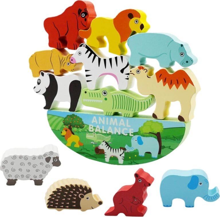 Buntes Holzspielzeug mit stapelbaren Tierfiguren auf Balancebasis. Buntes Holzspielzeug mit stapelbaren Tierfiguren auf Balancebasis.