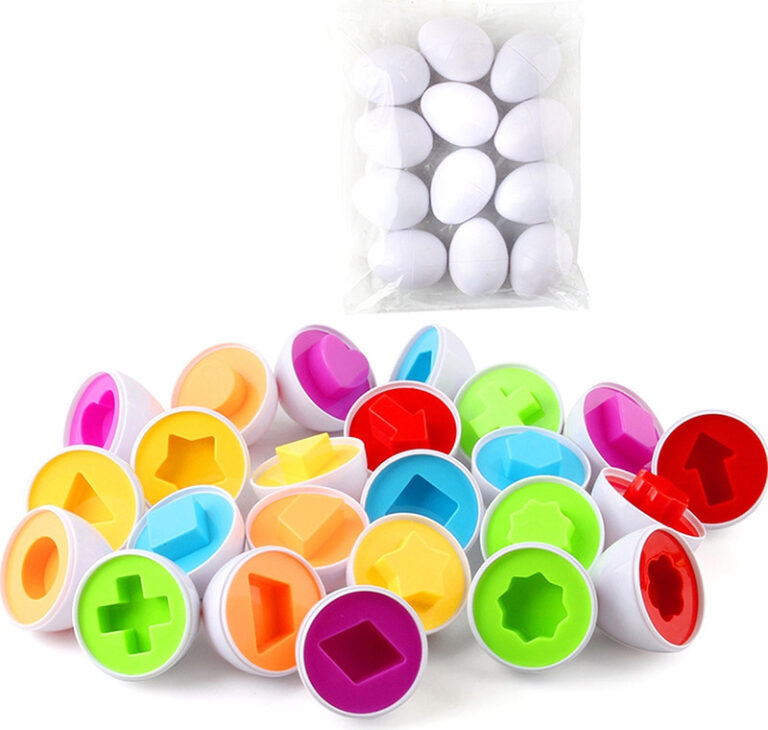 Bunte Plastik-Eier mit verschiedenen Formen zum Stecken und Lernen für Kinder. Bunte Plastik-Eier mit verschiedenen Formen zum Stecken und Lernen für Kinder.