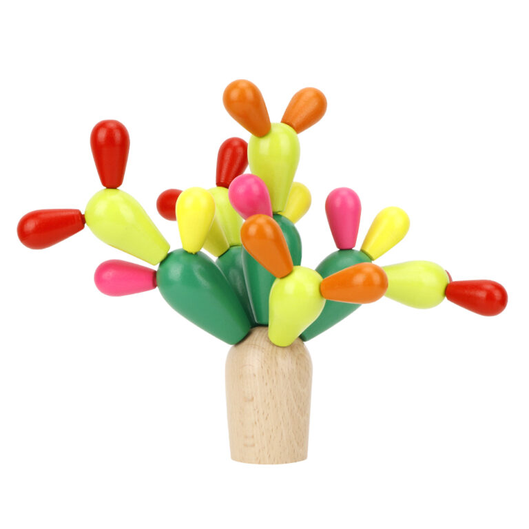 Bunter Holz-Kaktus mit herausstehenden farbigen Elementen auf weißem Hintergrund. Bunter Holz-Kaktus mit herausstehenden farbigen Elementen auf weißem Hintergrund.