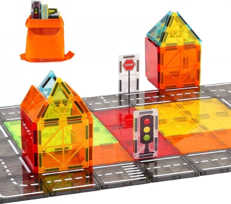 Bunte magnetische Bausteine bilden Häuser und Straßen mit Verkehrszeichen und Ampeln. Bunte magnetische Bausteine bilden Häuser und Straßen mit Verkehrszeichen und Ampeln.