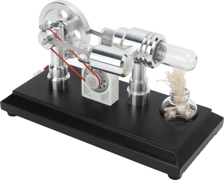 Modell-Stirlingmotor aus Metall auf schwarzem Sockel, mit Glasbehälter und Docht. Modell-Stirlingmotor aus Metall auf schwarzem Sockel, mit Glasbehälter und Docht.