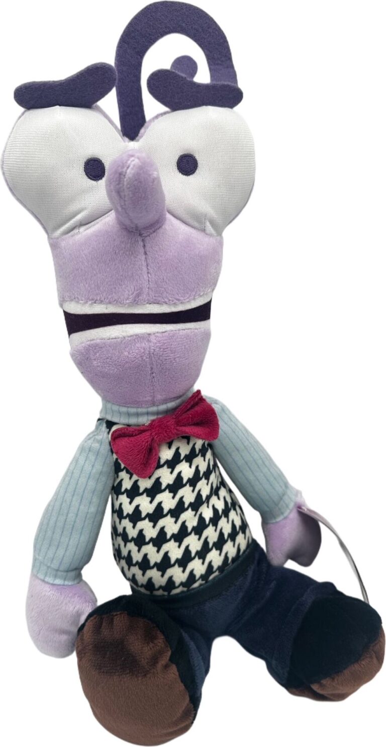 Eine bunte Stoffpuppe mit lilafarbenem Kopf, kariertem Hemd und roter Fliege. Eine bunte Stoffpuppe mit lilafarbenem Kopf, kariertem Hemd und roter Fliege.