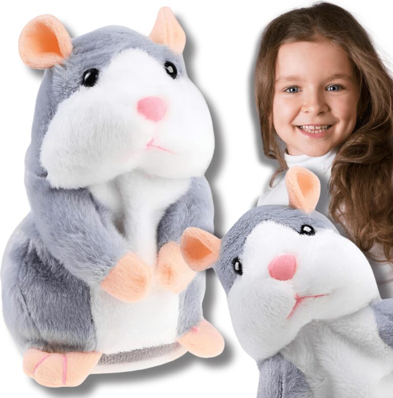 Kuscheliges Plüschhamster-Spielzeug neben Kind mit lächelndem Gesicht vor weißem Hintergrund. Kuscheliges Plüschhamster-Spielzeug neben Kind mit lächelndem Gesicht vor weißem Hintergrund.